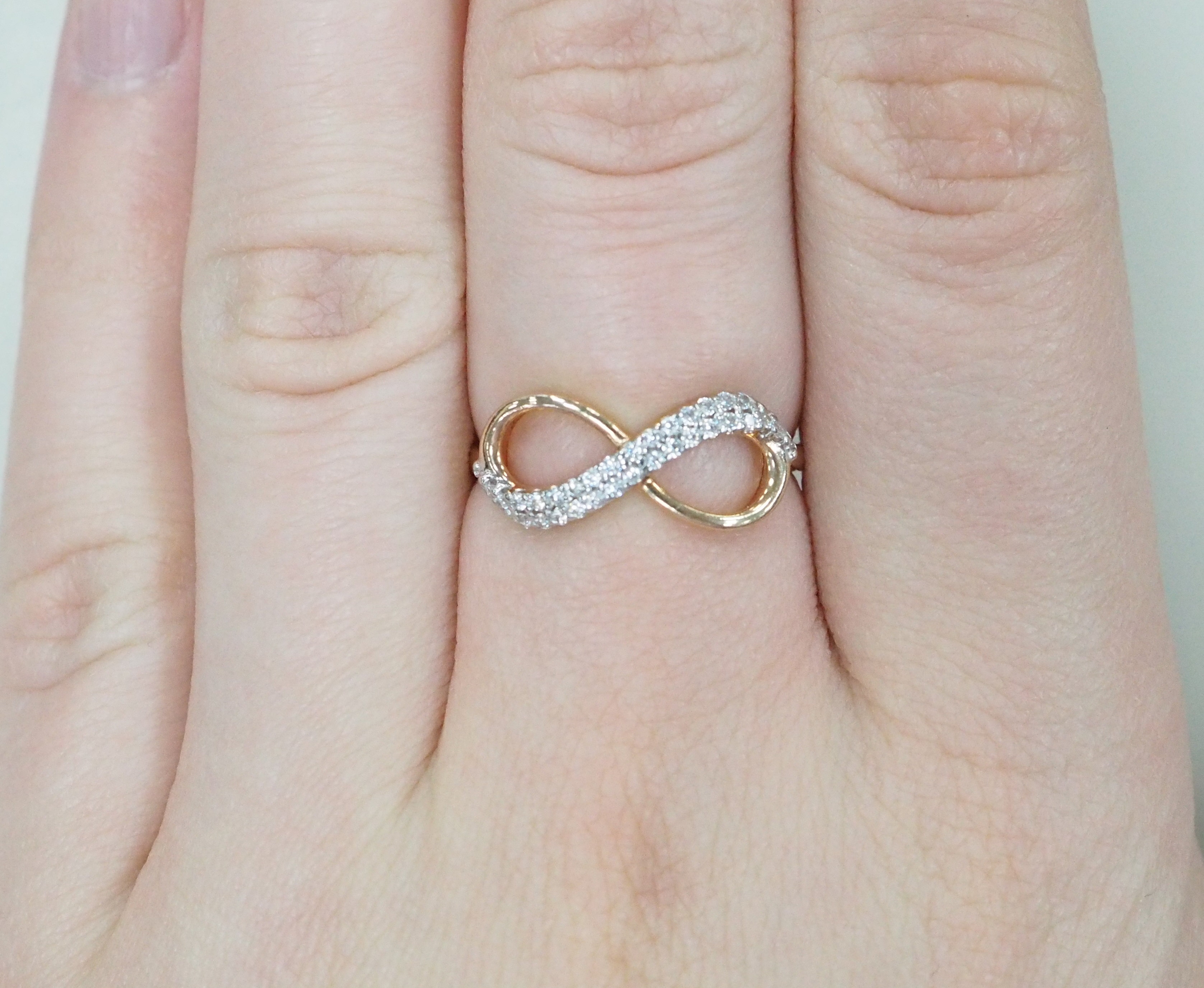 Серебряное кольцо с фианитами "Знак бесконечности"